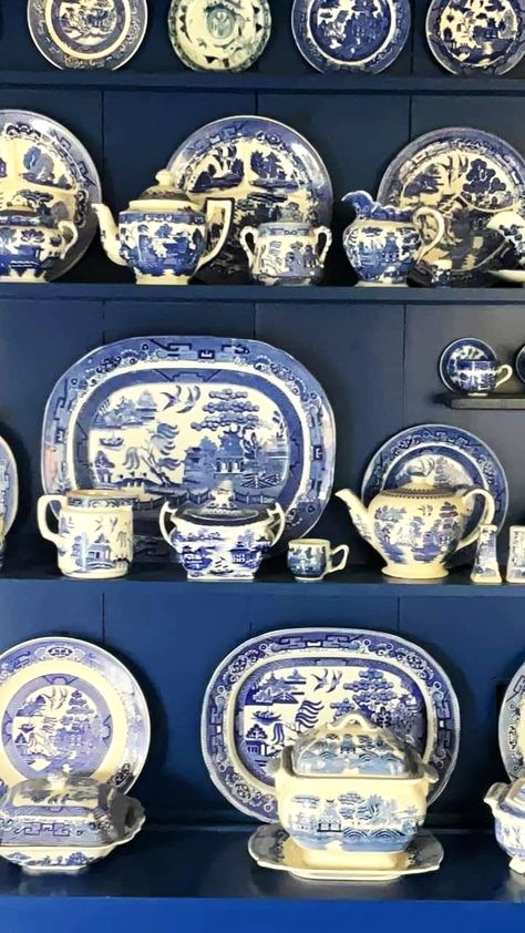 Blue Willow Tablescapes, Scottish Pottery, Blue Willow Pattern, Blue Patio, Kitchen Blue, White Decoration, White Willow, Blue Things, Blue Transferware