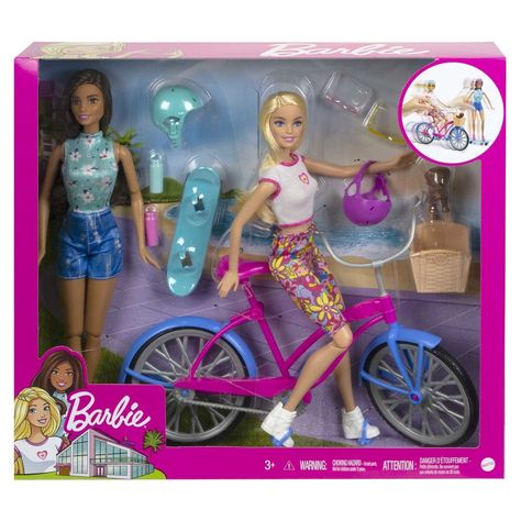 Parfait pour les enfants qui aiment l'aventure, ce coffret permet à Barbie de se déplacer de manière stylée ! 

 Les poupées sont prêtes pour l'action avec leurs tenues décontractées. Elles sont équipées de trois casques de différentes couleurs pour garantir leur sécurité lors des promenades en vélo ou des sessions de skateboard. 

 Le set inclut également des accessoires essentiels comme des bouteilles d'eau, une paire de lunettes de soleil pour chaque poupée, et un panier tissé qui se fixe au Accessoires Barbie, Skateboard