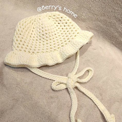 Crochet mesh bucket hat Crochet Mesh Bucket Hat, Crochet Bunny Hat, Magic Circle Crochet, Circle Crochet, Bunny Hat, Magic Circle, Crochet Bunny, Crochet Hat, Cute Crochet