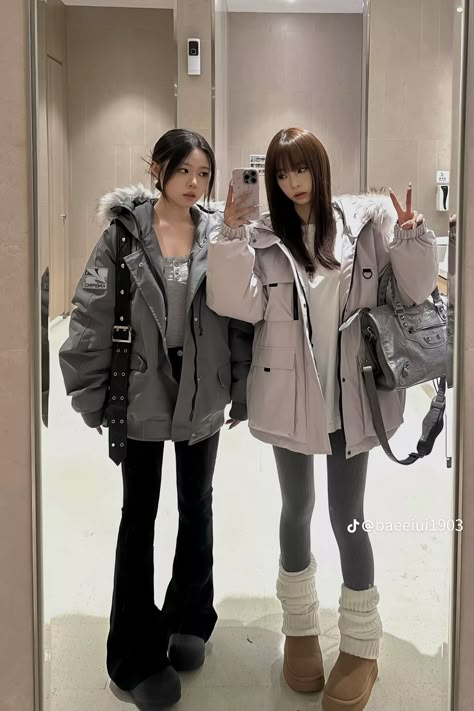 Chill Korean Outfits, Outfits With Leg Warmers And Pants, Sapporo Winter Outfit, Winter Outfits Freezing, Korean Winter Fashion Outfits, Japanese Fashion Winter, Winter Outfit Cute, Japan Outfit Winter, Warm Winter Outfit