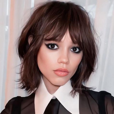 Jenna Ortega Bob Haircut, Jenna Ortega Short Hair Bangs, Jena Ortega Short Hair, Jenna Ortega Hair Inspiration, Jenna Ortega Hair Short, Jena Ortega Hair, Curtain Bangs With Bob Haircut, Jenny Ortega Hair, Jenna Ortega Haircut