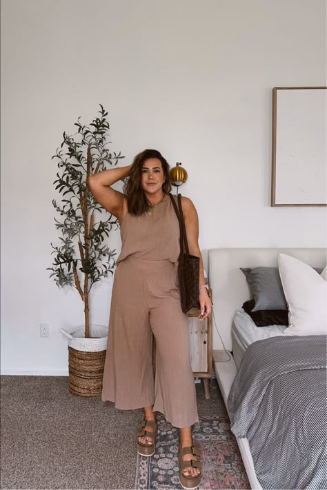 Curvy Two Piece Outfit, Midsize Matching Set, Summer Outfit Inspiration Midsize, Brunch Outfit Summer Midsize, Summer Looks Midsize, Midsize Travel Outfit Summer, Midsize Bohemian Fashion, Midsize Comfy Outfits Summer, Midweight Outfits