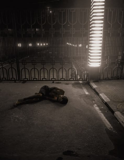 Homeless People Are Sleeping On The Streets Romeo And Juliet Setting, Demon Person, Homeless Photography, Shapeshifter Aesthetic, Homeless Aesthetic, Girl In Pieces, Me Aesthetic, Night Shot, Pentacles