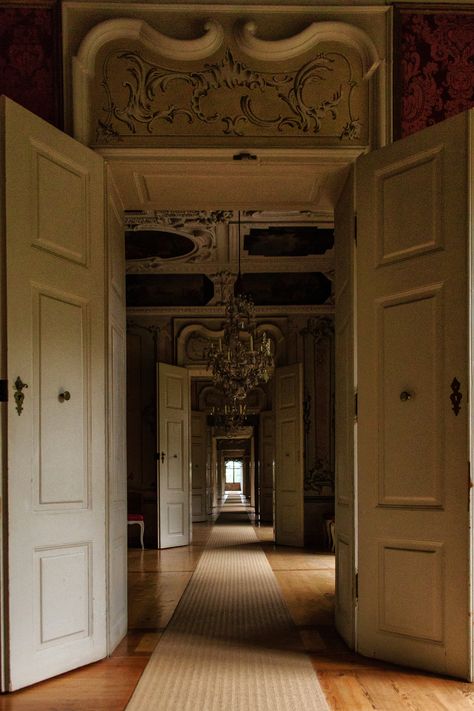 Castle Doors Entrance, Potter Manor, Mansion Door, Old Mansions Interior, Open Doorway, Old English Manor, Daily Manifestation, Castle Rooms, Castle Doors