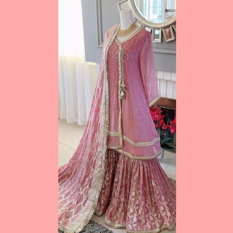 Pink colour gharara dress for wedding Latest Gharara Designs, White Gharara, Pink Gharara, Gharara Pakistani, Gharara Dress, Garara Dress, Gharara Designs, Creative Wedding Gifts, Dress For Wedding