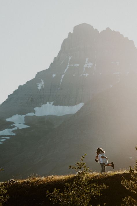 Couple Mountain Pictures Aesthetic, Glacier National Park Proposal, Glacier Engagement Photos, Montana Couple Photos, Mountain Lake Couple Photoshoot, Wyoming Engagement Photos, Travel Engagement Photos, Banff Engagement, Montana Couples Photoshoot