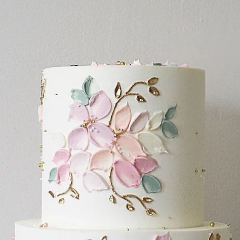 Soul Cake on Instagram: "Blushing florals with gold painted leaves to kick off this busy wedding-filled weekend 🌸" Soul Cake, Painted Leaves, Palette Knife, Gold Paint, Cake, Floral, Gold, Instagram