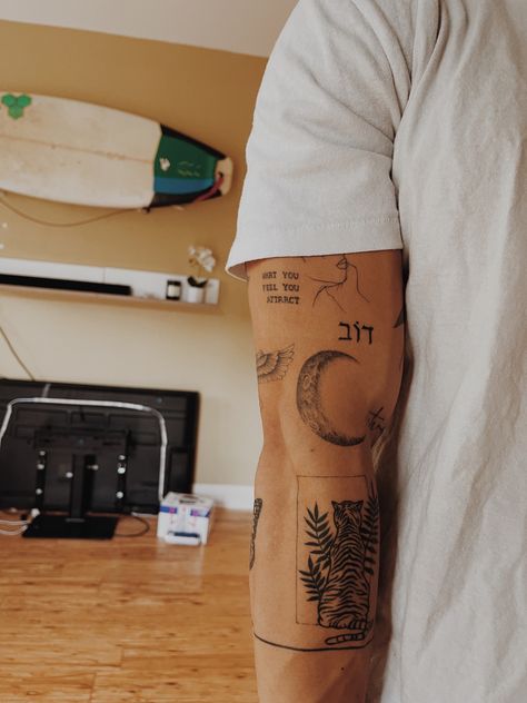 Cute Mens Tattoos, Pretty Black And White Tattoos, Men’s Tattoos Aesthetic, Medium Tattoo Designs Men, Male Fine Line Tattoo, Unique Men’s Tattoos, Simple Sleeve Tattoos For Guys, Tattoo Legs For Men, Cool Tattoos Ideas For Men