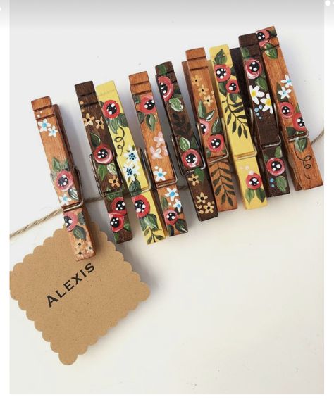 Place Card Holders Thanksgiving, Fall Wedding Favor, Painted Clothes Pins, Clothespin Diy Crafts, Clothespins Diy, Clothespin Art, Thanksgiving Table Decor, Wedding Decor Photos, Place Card Holder