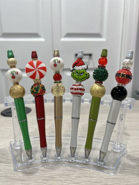 Beaded Pens Diy, Grinch Bead Keychain, Christmas Epoxy Pens Ideas, Bubble Gum Bead Pens Diy, Christmas Pens Epoxy, Christmas Beaded Pens, Key Wristlet, Party Favors Birthday, Fancy Pens