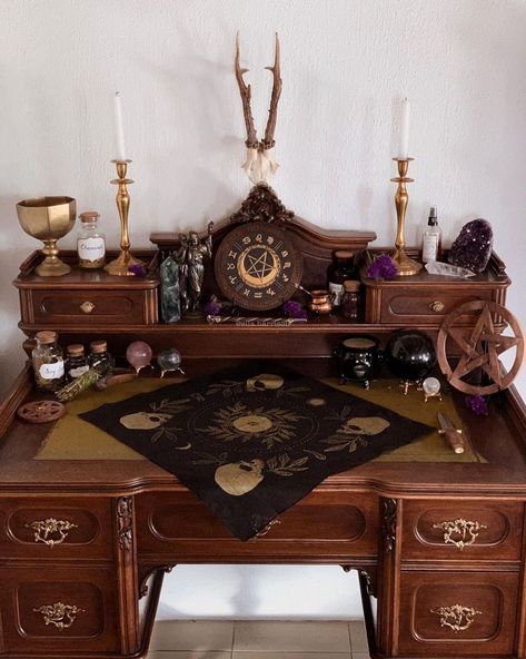 Ladder Shelf Altar, Diy Witch Altar Ideas, Hearth Witch Altar, Witchy Altar Aesthetic, Witchcraft Altar Aesthetic, Altar Inspiration Witchcraft, Witchy Workspace, Altars Witchcraft, Nightstand Altar