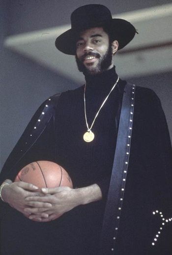 Walt Frazier, Ny Knicks, Streetwear Inspiration, Basketball Skills, Fashion Pics, Nba Legends, Sport Icon, Basketball Legends, Larry Bird