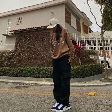 daniela kim on Instagram: “🤌🏼” Suede Sneakers Outfit, Puma Suede Outfit, Puma Suede Classic Xxi, It Girl Vibes, Chic Mini Skirt, Oversized Sweaters, Puma Suede, Trending Sneakers, Street Outfit