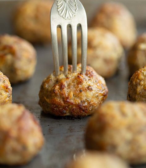 These Sausage Stuffing Balls are ultra soft and bursting with flavour. They're easy to make and perfect with a roast dinner! #sausage #stuffing #stuffingballs #sausagestuffing #roastdinner | www.dontgobaconmyheart.co.uk Breakfast Tailgate Food, Sausage Stuffing Balls, Sausage Meat Stuffing, Appetizers Puff Pastry, Stove Top Stuffing Recipes, Sausage Ball, Stuffing Balls Recipe, Best Stuffing Recipe, Sausage Bites