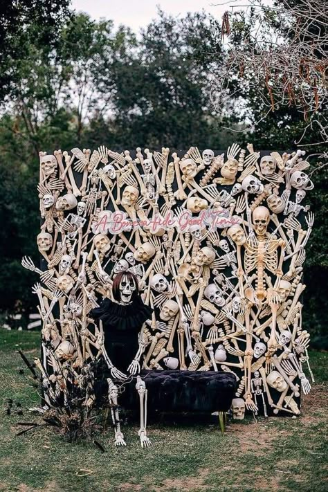 Garden Halloween Party, Halloween Anniversary Party Ideas, Glam Halloween Party Decor, Halloween Event Decorations, Party Outside Ideas Backyards, 2023 Halloween Party Ideas, Halloween Themes 2024, Halloween Outdoor Party Decor, Spooky Party Decor