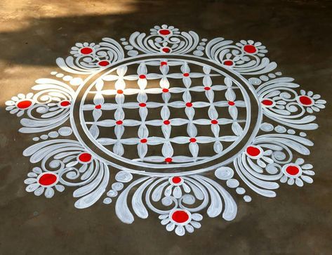 Diwali Alpona, Alpona Design Bengali Easy Simple, Round Rangoli, Beautiful Simple Mehndi Design, Easy Rangoli Designs Videos, Very Easy Rangoli Designs, Rangoli Designs Photos, Rangoli Designs Simple Diwali, Alpona Design