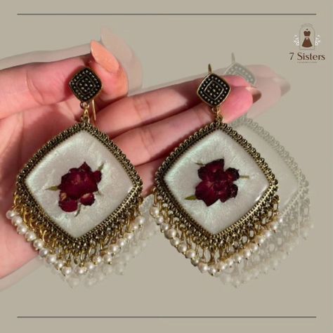 Welcome to 7 Sisters Studio !! Real Dried Flower Earrings(Jhumka) Is very Beautiful And Unique. This Earrings is unique and handmade by resin art. These Jhumkas will make your 0utfit unique and amazing. Also will make your look unique in any function. And will be a great gift idea. The traditional earrings is packed in a gift box. Each oeuvre is unique and I've done it with all my love. This custom resin traditional earrings is created on the buzzless. This one of a kind earrings is perfec... Resin Jhumka Earrings, Jhumka Set, Traditional Jhumka, Dried Flower Earrings, Earrings Jhumka, Unique Gifts For Sister, Dried Flower Jewelry, Jewelry Sets Handmade, Earrings Real