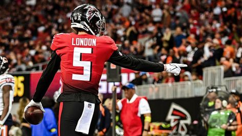 Shanna Lockwood - Atlanta Falcons wide receiver Drake London #5 celebrates after scoring a touchdown during the first quarter against the Chicago Bears at Mercedes-Benz Stadium in Atlanta, Georgia on Sunday, November 20, 2022. (Photo by Shanna Lockwood/Atlanta Falcons) Drake London Falcons, Pfp Drake, Drake London, Wide Receiver, Atlanta Falcons, Atlanta Georgia, Chicago Bears, Drake, Mercedes Benz