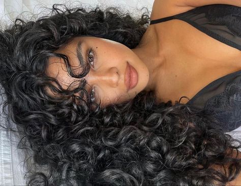 Latina Hair, Haircut Inspo, Poses Women, Hairdos For Curly Hair, Foto Poses, Dream Hair, Long Curly Hair, Curly Girl, Long Curly