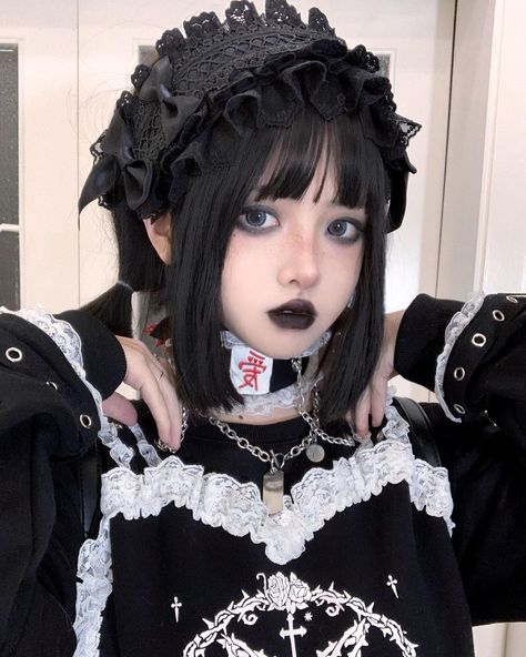 Goth Bunny Makeup, Ouji Makeup, Gothic Doll Makeup, Morute Makeup, Goth Doll Makeup, Dark Edgy Aesthetic, Visual Kei Makeup, Bunny Makeup, Korean Short Hair