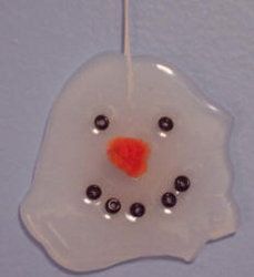 Melted Snowman Ornament - Christmas craft ideas don't get more unique than this. Squeeze hot glue onto a foil sheet, decorate it and let it dry. Talk about quick and easy! Melted Snowman Ornament, Diy Schneemann, Jul Diy, Christmas Arts, Xmas Art, Nifty Crafts, Melted Snowman, Diy Ornaments, Holiday Crafts For Kids