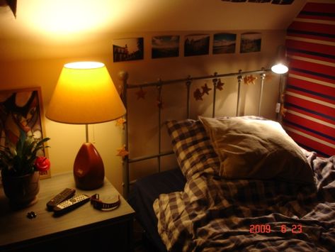 Miss the times when teenage rooms used to like this Missing Aesthetic, Dorm Aesthetic, Teenager Room, Warm Bedroom, Camera Vintage, Teenage Room, Attic Bedroom, Cozy Decor, Dream Rooms