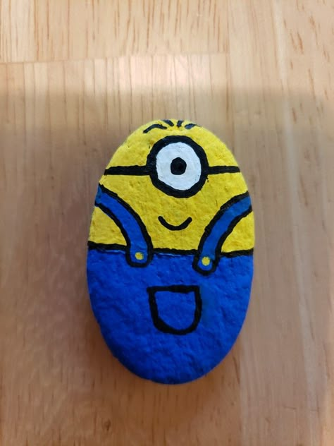 Painted Rocks Minions, Minion Stone Painting, Rock Painting Ideas Minion, Minion Rock Painting Ideas, Cute Animal Rock Painting Ideas, Rock Painting Characters, Minecraft Painted Rocks, Character Rock Painting, Cartoon Rock Painting