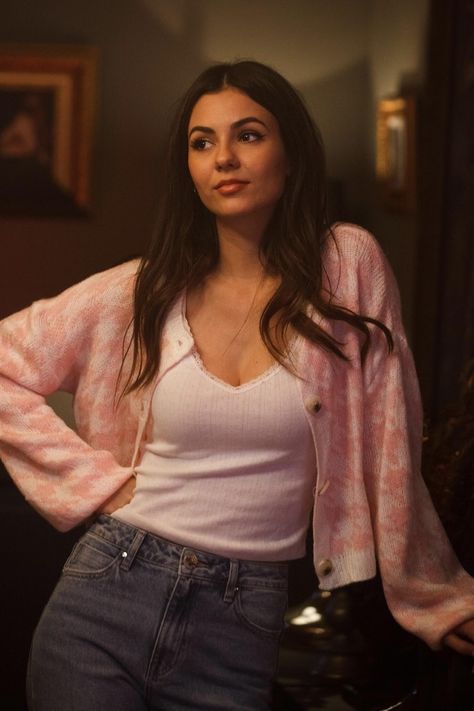 Picture of Victoria Justice Victoria Justice Style, Victoria Justice Outfits, Tori Vega, Victoria Justice, Printed Cardigan, Celebrity Look, Collar And Cuff, Celebrity Crush, Pretty Woman