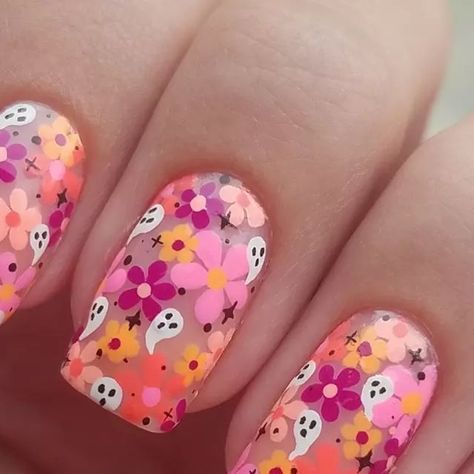 Groovy Ghost Nails, Mushroom Ghost Nails, Halloween Pastel Nails, Pastel Ghost Nails, Flower Ghost Nails, Summer Ween Nails, Ghost Flower Nails, Asymmetric Nails, Groovy Halloween Nails