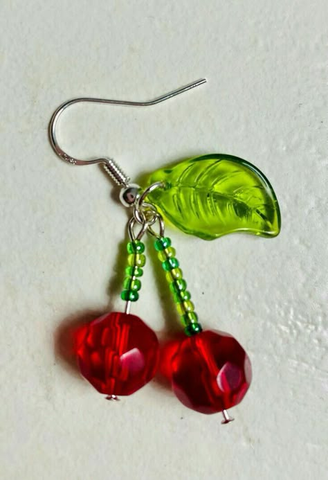 Diy Cherry Earrings, Earing Ideas Beads, Easy To Make Earrings, Dangly Earrings Diy, Cute Handmade Earrings, Diy Jewelry Beads, Easy Bead Earrings, Diy Bead Earrings Ideas, Cute Earrings Diy