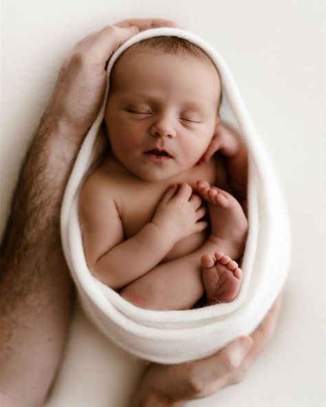 Workshop images from last week’s Sunshine Coast workshop. Despite baby being a little unsettled and not loving lying on her back, we managed to get plenty of images to make it look like she slept the whole time. Hard to believe she barely slept! But my students walked away with loads of tips to capture unsettled babies 🥰 3rd Baby, Cute Family, Sunshine Coast, Baby Grows, Photographer