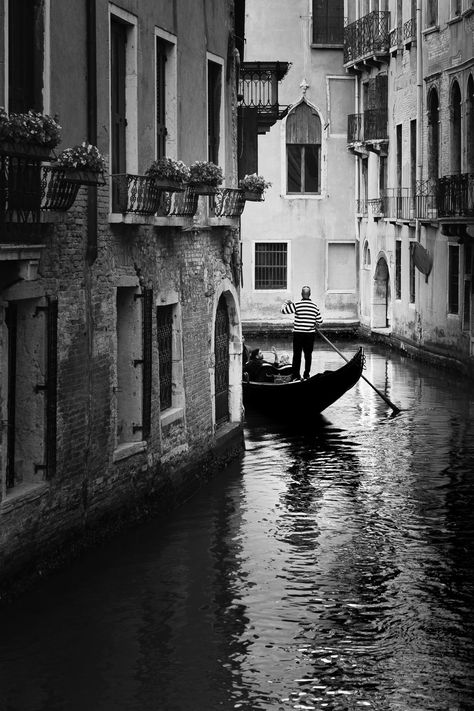 Venice Italy Black And White, Black And White Travel Photography, City In Black And White, Travel Photography Black And White, Black And White Photography City, Black And White Travel Photos, Black And White Images Aesthetic, Cool Black And White Photos, Black And White Vintage Aesthetic