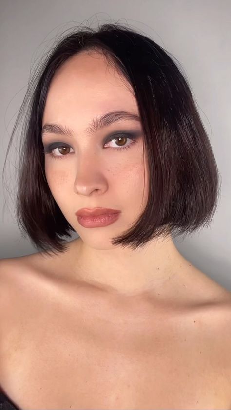 Zoe Kim Kenealy on Instagram: “Biker girlfriend makeup inspired from bikercore / biker chic 🖤 was also thinking of the romanticization of the rockstar girlfriend…” Rocker Gf Makeup, Rock Girlfriend Makeup, Rocker Girlfriend Makeup, Rockstar Girlfriend Aesthetic Makeup, Biker Girlfriend, Zoe Kravitz Cheekbones, Sun Freckles, Rockstar Girlfriend Aesthetic, Aesthetic Relationship