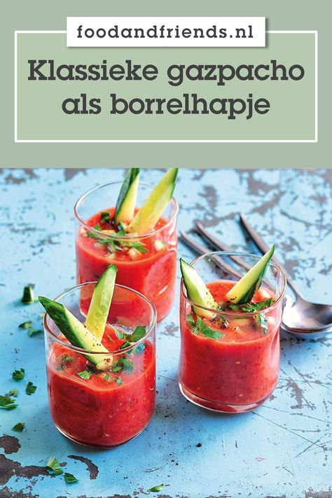 Niets lekkerder dan een kop verse tomatensoep. Koud is hij helemaal bijzonder. Dit is een makkelijk recept voor een klassieke gazpacho van tomaten, komkommer en paprika. Deze koude soep is ook nog een super gezond! Maak dit gazpacho recept. | soep recepten, gazpacho recepten, gezonde recepten, makkelijke recepten, spaanse recepten, voorgerechten, borrelhapjes, hapjes, vegetarische recepten, hapjes recepten 21 Diner, Gazpacho, Diner, Tea Party