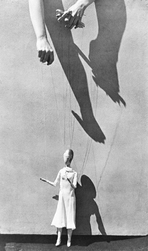 Manos del titiritero, 1929 by Tina Modotti Marionette Tattoo, Tina Modotti, Edward Weston, Gordon Parks, Great Photographers, Bw Photo, Pics Art, On The Side, Light And Shadow