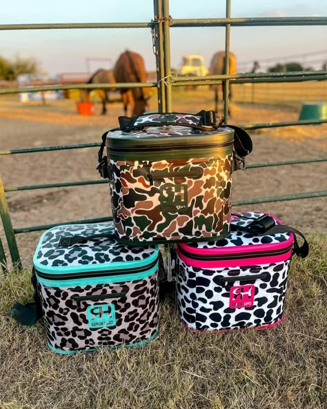 💚Ranch Hand Cooler💚 EEEEKKKK! NEW PRINTS ARE HERE 👏🏼👏🏼 ORDERS ARE OPEN FOR CHRISTMAS DELIVERY 🎄🎄🤘🏼🤘🏼 These are fantastic for rodeos, jackpots, the lake, etc, etc!!! Lots of space for snacks & drinks! ••REG STYLE•• •SINGLE COOLER- $145 + shipping ••BACKPACK STYLE•• SINGLE COOLER- $165 + shipping !AFTERPAY IS OFFERED! Without making y’all wait ANY LONGER….. Say hello to your new favorite cooler 🧊 This Soft Pack cooler is everything you could imagine! Light-Weight, easy to carry, k... Turkey Display, Living In Texas, Backpack Cooler, Ranch Hand, Amazing Christmas Gifts, Western Stuff, Pack Backpack, Western Wear Outfits, Ideas For Friends