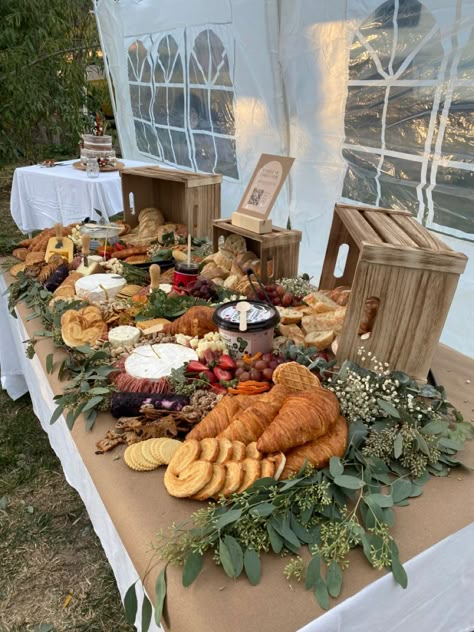 Summer Buffet, Wedding Grazing Table, Wedding Charcuterie, Wedding Food Table, Charcuterie Board Wedding, Appetizers Table, Wedding Appetizers, Buffet Ideas, Decorações Com Comidas