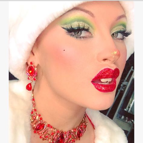 Pinup Palmer on Instagram: “Betty! Hiiiiiiiiiiiiii! Martha May Whovier in the house this past week and yes I have a tip piece ,lip piece and fake teeth in everything…” Vintage Christmas Makeup, Martha May Costume, Martha May Whovier, Whoville Costumes, Martha May, Whoville Hair, Grinch Costumes, Xmas Makeup, Grinch Stuff