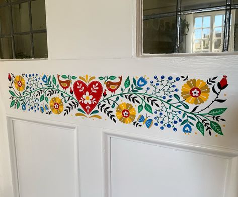 Folk Art Wall Decor, Door Frame Painting Ideas Creative, Folk Art Decor Living Rooms, Hand Painted Wall Murals Diy Simple, Folk Art Wall Painting, Folk Art Painted Cabinet, Folk Wall Painting, Folk Art Painted Door, Folk Art Bedroom