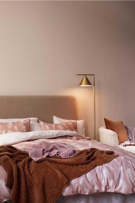 The Ultimate Guide to Coordinating Colors with Beige for a Cohesive Look Pink And Beige Bedroom, Mauve Bedroom, H M Home Decor, Dusty Pink Bedroom, Hm Home, Beige Bedroom, Bedroom Orange, Dekorasi Kamar Tidur, Brown Bedroom