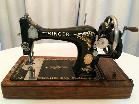 Sewing Machine Design, Antique Sewing Machine Table, Antique Singer Sewing Machine, Modern Sewing Machines, Sewing Machine Repair, Sewing Machine Table, Office Ornaments, Sewing Machine Quilting, Vintage Singer