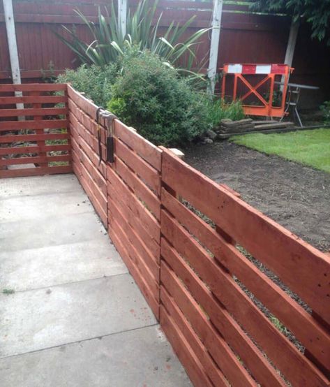 Wood Pallet Fence, Pallet Home Decor, Easy Fence, Pallet Fence, Pallet Patio, Diy Fence, Pallet Outdoor, Pallet Garden, Pallets Garden