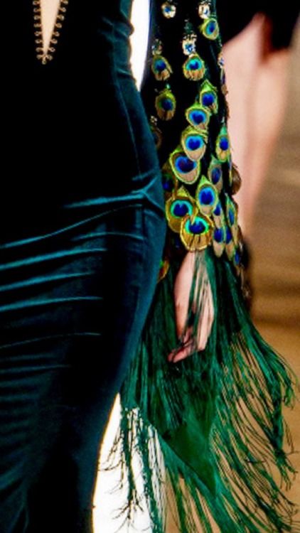 Feather Fashion, Peacock Dress, Fashion Design Dress, Pretty Prom Dresses, Couture Details, Feather Dress, Velvet Tops, Fantasy Fashion, Beautiful Gowns