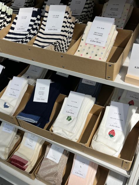 Sock Store Design, Sock Merchandising, Sock Display Ideas Retail, Socks Packaging Ideas, Shoe Display Ideas, Packaging Socks, Socks Display, Sock Display, Aesthetic Socks