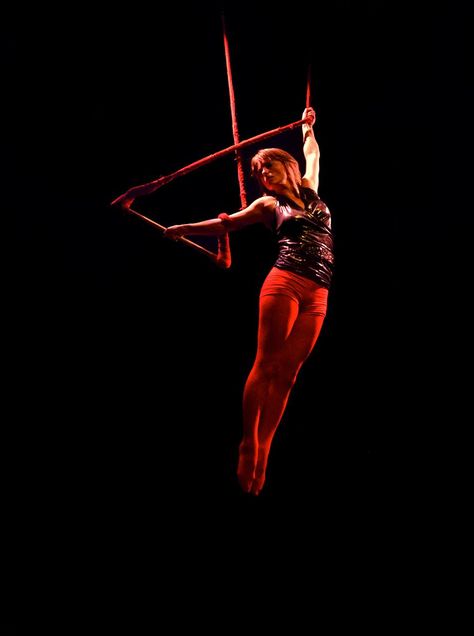 pinterest - maiabbleu Static Trapeze, Trapeze Circus, Nyc October, Gesture Drawing Poses, Circus Aesthetic, Aerial Fitness, Aerial Acrobatics, Aerial Dance, Aerial Arts