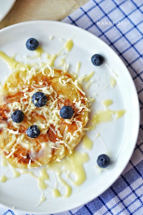 Roti Cane with Blueberry and cheese. One of signature dish from Aceh, Sumatra, Indonesia :  ig @ambunanet Roti Cane, Signature Dishes, Photo Projects, Fruit Cake, Pepperoni Pizza, Vegetable Pizza, Pizza, Indonesia, Cheese