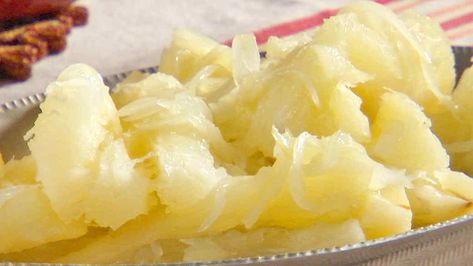 Yuca is a root vegetable that is a great alternative to potatoes, if you're in the mood for something different. Mojo Sauce Recipe, Yuca Al Mojo, Yucca Recipe, Yuca Recipes, Mojo Sauce, Cuban Dishes, Puerto Rico Food, Night Recipes, Boricua Recipes