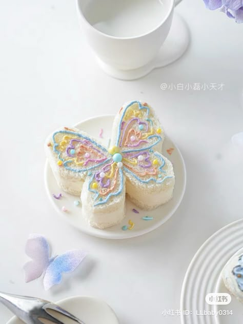 Small Butterfly Cake, Anime Cake, Vintage Birthday Cakes, Korean Cake, Butterfly Cake, Small Butterfly, Cupcake Icing, Cute Baking, Creative Birthday Cakes