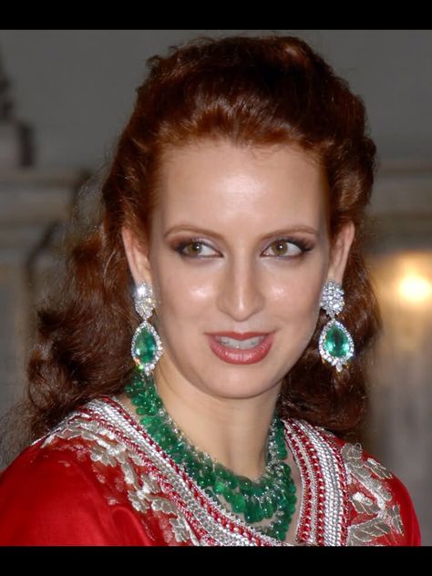 Princess Lalla Salma, wife of the King of Morocco. wearing her Emerald Suite. Amazing with her gorgeous red hair. Lala Salma, Lalla Salma, Royal Crown Jewels, Royal Crowns, Royal Tiaras, Estilo Real, Historical Jewellery, Moroccan Dress, Green Jewelry