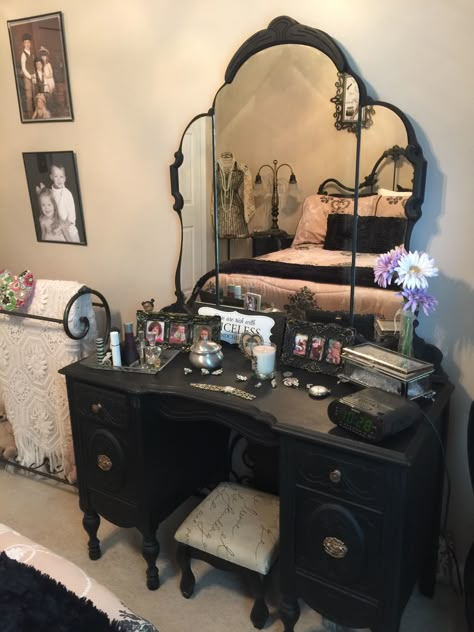 Black Vintage Vanity, Black Vanity Aesthetic, Gothic Makeup Vanity, Gothic Vanity Ideas, Witchy Vanity, Romantic Goth Room, Goth Vanity, Cute Aesthetic Rooms, Goth Room Ideas